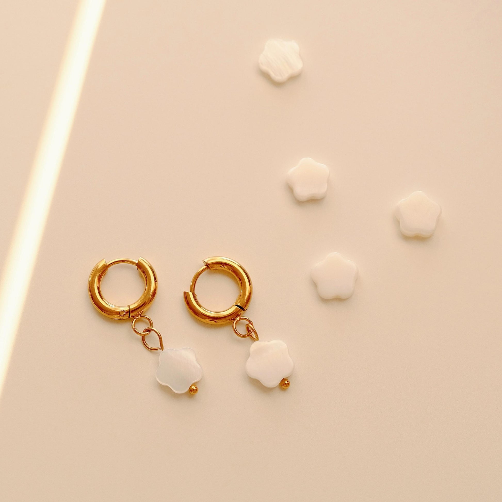Dainty mother of pearl heart earrings, Clover flower earrings, 18k gold dangle earrings, Minimalism earrings, Heart jewelry, 
