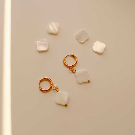 Dainty mother of pearl heart earrings, Clover flower earrings, 18k gold dangle earrings, Minimalism earrings, Heart jewelry, 