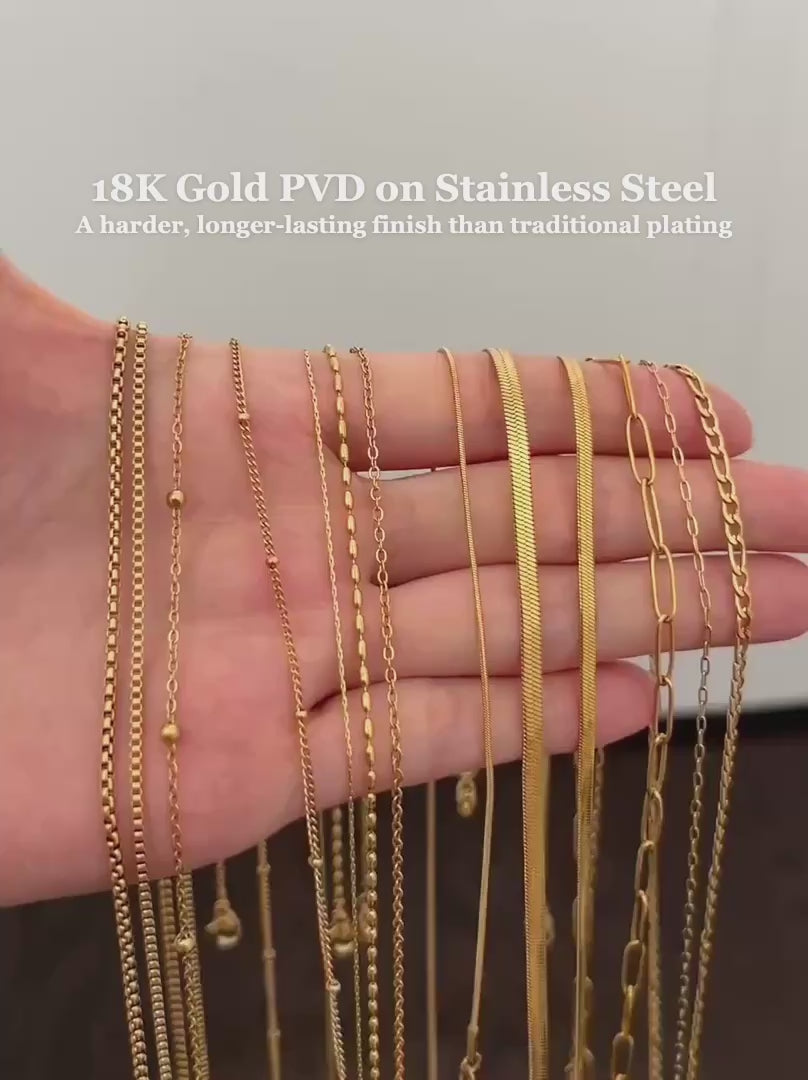 Video: Essential Chain I in 18K gold PVD on stainless steel — the chain styles, the lobster clasp, and the chains in water